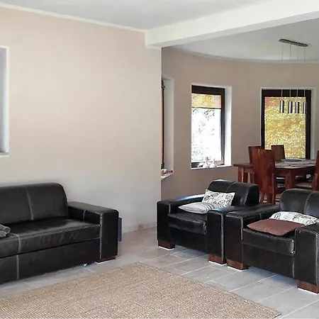 בית נופש Four-bedroom In Purda